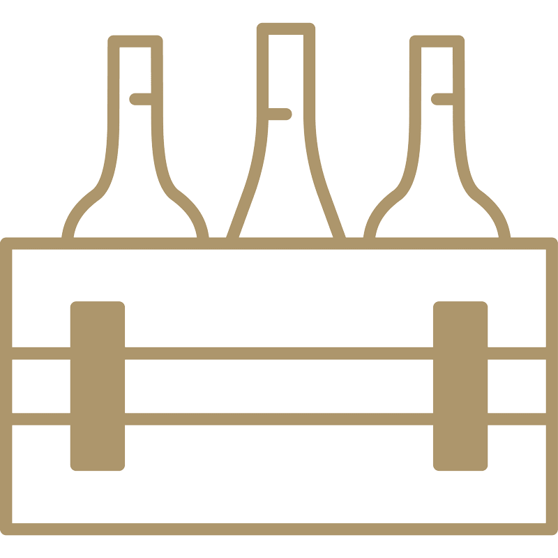 Eine einfache Strichzeichnung von drei aufrecht stehenden Weinflaschen in einer Holzkiste, von vorne gesehen. Das Design ist minimalistisch und verwendet eine braune Farbe auf einem weißen Hintergrund.