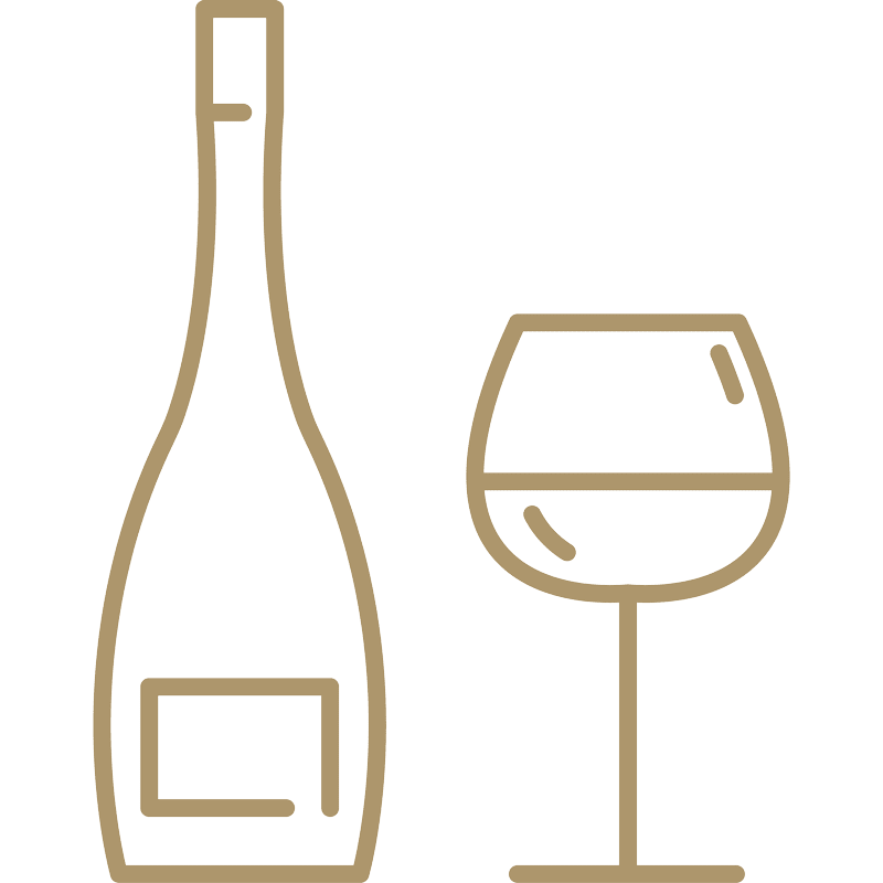 Eine einfache Strichzeichnung einer Weinflasche neben einem Weinglas, beide in hellbrauner Farbe auf weißem Hintergrund skizziert. Das Glas ist teilweise mit Flüssigkeit gefüllt.