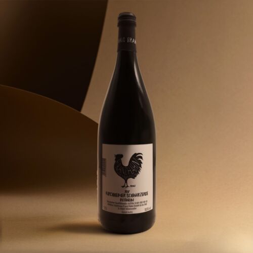 Eine dunkle Flasche Kirchheimer Schwarzerde mit einem schwarzen Hahn auf dem deutschen Etikett steht aufrecht auf einer beigen Fläche vor einem passenden abstrakten Hintergrund in Beige und Braun.