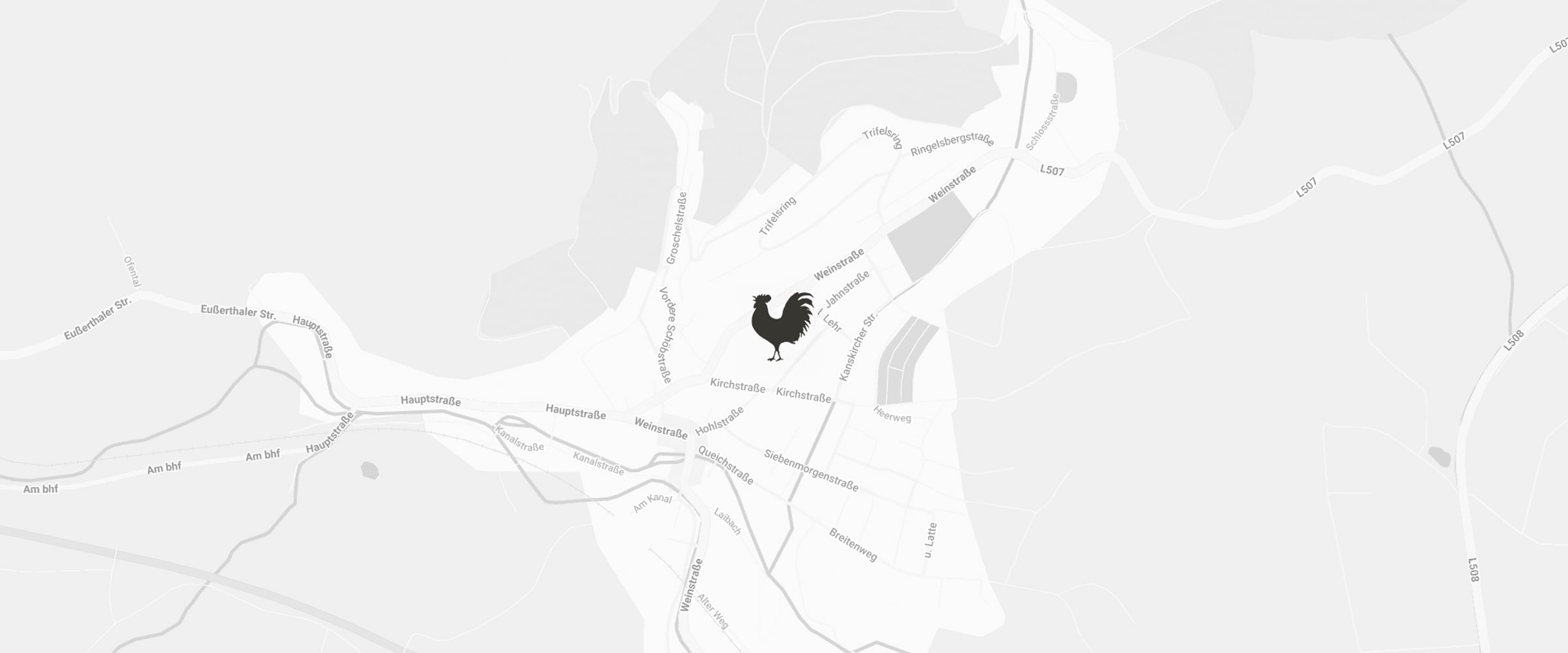 Eine Graustufenkarte, die eine Stadt mit Straßennamen in deutscher Sprache und der schwarzen Silhouette eines Hahns in der Mitte der Karte zeigt.