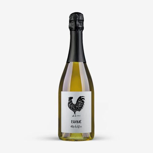 Eine Flasche Weißweinschaumwein mit schwarzem, folienumwickeltem Hals und weißem Etikett mit schwarzem Hahn und dem Text "BLANC". Die Flasche ist vor einem schlichten weißen Hintergrund platziert.