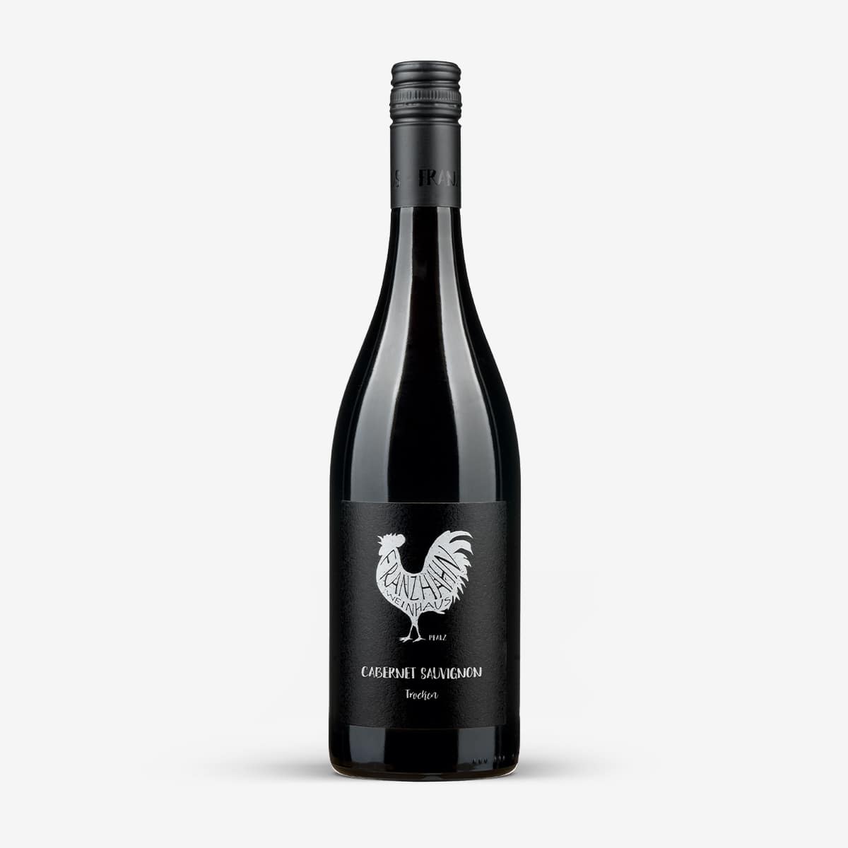 Eine Weinflasche aus dunklem Glas mit einem schwarzen Etikett, auf dem ein weißer Hahn und der Text "Cabernet Sauvignon" abgebildet sind. Die Flasche hat einen schwarzen Schraubverschluss und ist vor einem schlichten weißen Hintergrund platziert.
