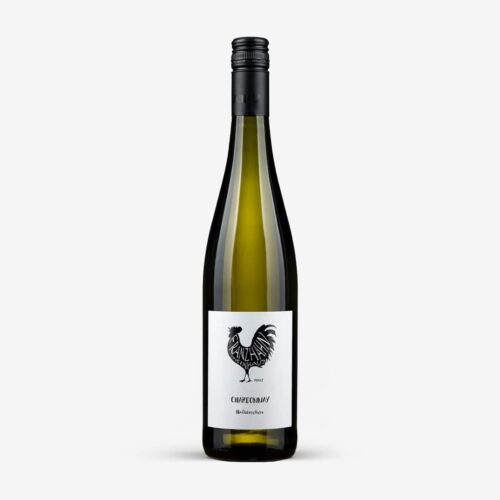 Eine hohe, dunkelgrüne Weinflasche mit schwarzem Schraubverschluss und weißem Etikett mit schwarzem Hahn und dem Text "Chardonnay" auf der Vorderseite. Der Hintergrund ist einfarbig weiß.