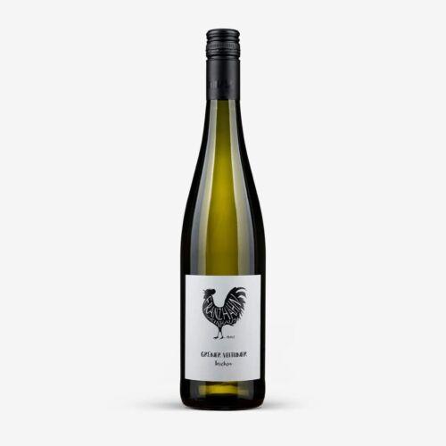 Hohe, grünliche Weinflasche mit schwarzem Schraubverschluss und weißem Etikett mit schwarzem Hahn und der Aufschrift "Grüner Veltliner trocken". Der Hintergrund ist einfarbig weiß.
