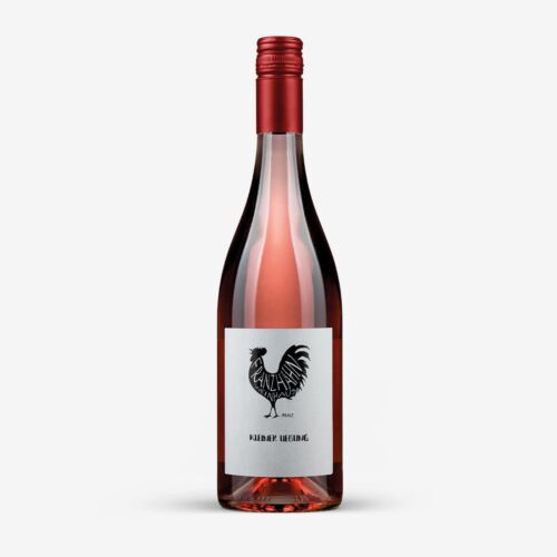 Eine Flasche Roséwein mit rotem Schraubverschluss und weißem Etikett mit schwarzem Hahn und den Aufschriften Királyudvar" und Hedvig" auf weißem Grund.