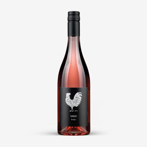 Eine Flasche Roséwein mit einem schwarzen Etikett, auf dem ein weißer Hahn und der Text "Malbec Rosé" auf weißem Hintergrund abgebildet sind.