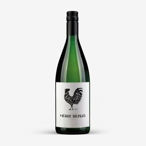 Eine grüne Weinflasche mit einem schwarzen Schraubverschluss. Auf dem Etikett ist ein schwarzer Hahn abgebildet und der Text "Müller Thurgau". Der Hintergrund ist einfarbig weiß.