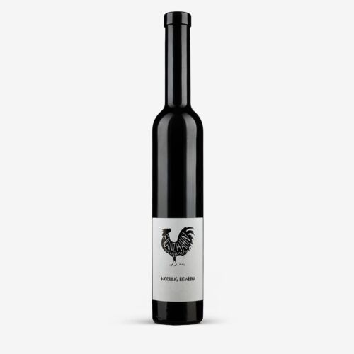 Eine hohe, schlanke Flasche aus dunklem Glas mit einem weißen Etikett, auf dem ein schwarzer Hahn abgebildet ist, darunter ein Text. Die Flasche ist vor einem schlichten weißen Hintergrund fotografiert.