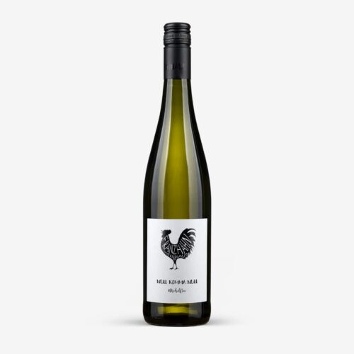 Eine Flasche Weißwein mit einem schwarzen Schraubverschluss. Das Etikett zeigt die Abbildung eines Hahns und den Text "Maui Ku'ia Mai" und "Maluhia" in schwarzer Schrift auf weißem Hintergrund.