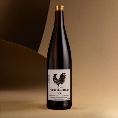Eine hohe, dunkle Glasflasche mit einer goldenen Kappe steht auf einem hellbraunen Hintergrund. Auf dem weißen Etikett sind ein schwarzer Hahn und ein deutscher Text abgebildet, darunter "Pfälzer Traubensaft Rot".