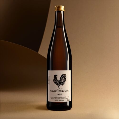 Eine Flasche aus dunklem Glas mit einem weißen Etikett, auf dem ein schwarzer Hahn und der Text "Pfälzer Traubensaft Weiss" abgebildet sind. Die Flasche steht auf einer hellbraunen Fläche mit einem abstrakten Hintergrund in Beige und Braun.
