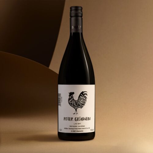 Eine Flasche Roter Glühwein mit einem weißen Etikett, auf dem ein schwarzer Hahn abgebildet ist, steht auf einer glatten beigen Oberfläche mit einem sanften braunen Farbverlauf im Hintergrund.