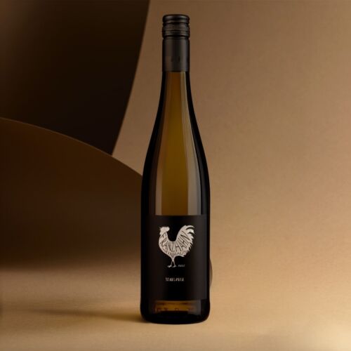 Eine Weißweinflasche mit einem schwarzen Etikett, auf dem ein weißer Hahn abgebildet ist, steht aufrecht auf einer beigen Fläche mit einem sanft geschwungenen beigen und braunen Hintergrund.
