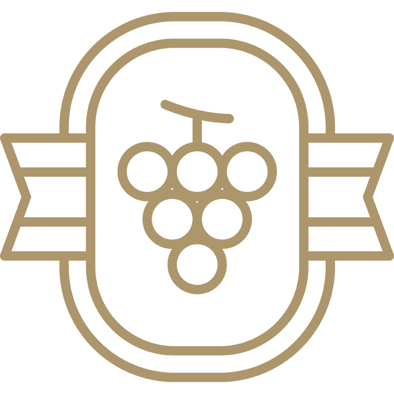 Eine einfache, braune Strichzeichnung einer Weintraube in einem ovalen Rahmen, mit bandartigen Formen, die sich von jeder Seite des Rahmens erstrecken. Das Design ist minimalistisch und symmetrisch.