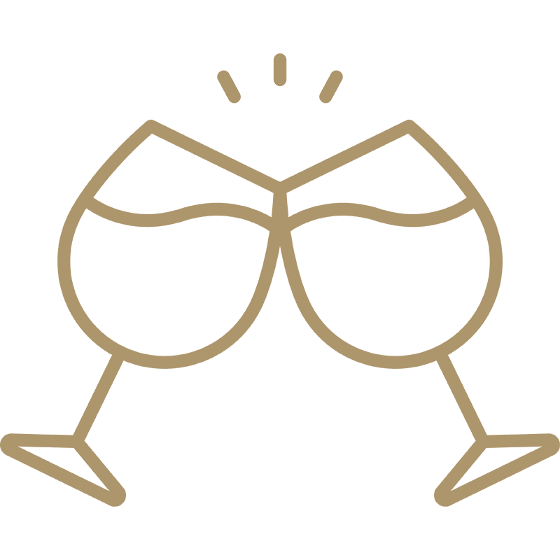 Einfache Strichzeichnung von zwei Weingläsern, die aneinanderstoßen, mit drei Linien über den Gläsern, die einen feierlichen Toast darstellen.