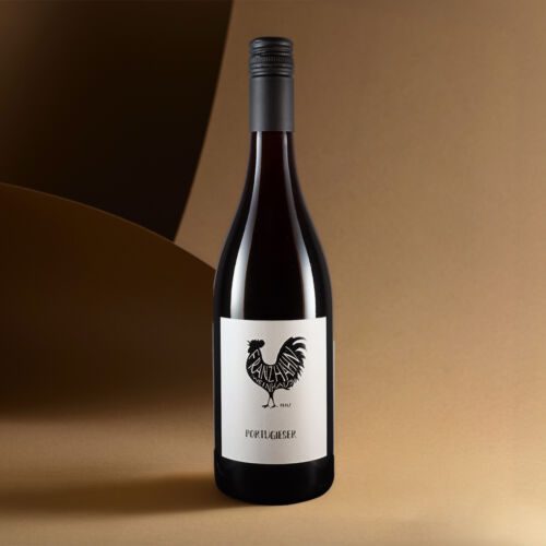 Eine Flasche Portugieser Rotwein mit schwarzem Schraubverschluss steht auf einem neutralen braunen Hintergrund. Auf dem Etikett ist ein schwarzer Hahn abgebildet, darunter steht der Name "PORTUGIESER".