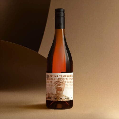 Eine Flasche Tempranillo Rosé mit schwarzem Verschluss und einem Etikett mit der Aufschrift "PALZPUNK TEMPRANILLO" steht auf einer hellbraunen Fläche vor einem abstrakten, gewellten braunen Papier im Hintergrund.
